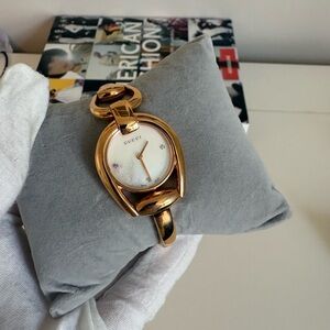 GUCCI Horsebit bangle watch MOP dial